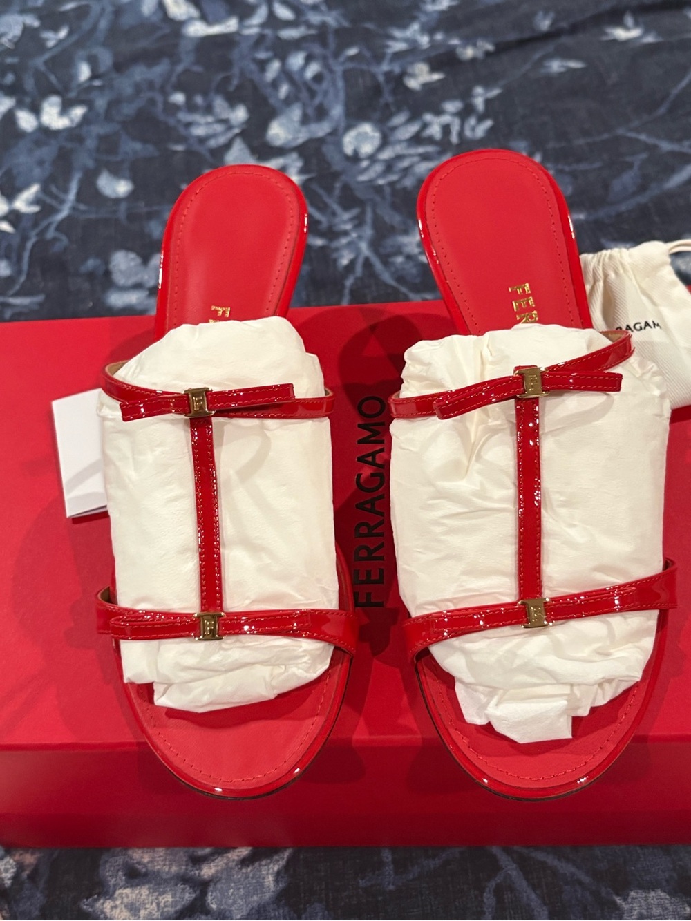 FERRAGAMO
Women's Abili 40 Mini Bow Sandals. Red . Size 6C - Picture 7 of 11